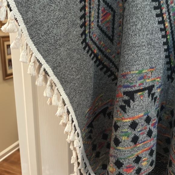 Beautiful Aztec design poncho with tassel trim - Picture 3 of 4